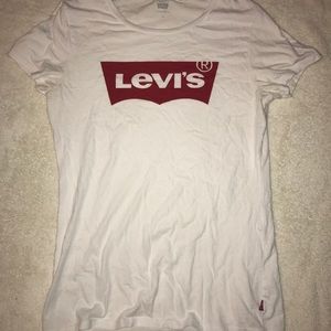 Short sleeve light weight tee with Levi’s graphic
